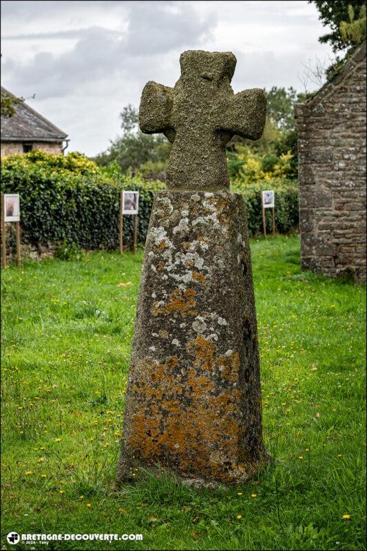 Stèle christianisée de la chapelle Saint-Léonor de Larret sur la commune de Porspoder.