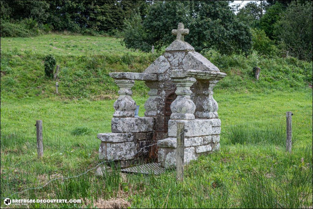 La fontaine de la chapelle Notre-Dame à Langonnet.