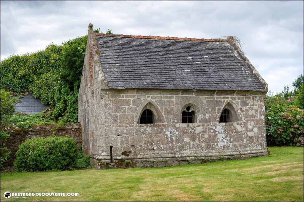 L'ossuaire de l'église Saint-Corentin sur la commune de Glomel.