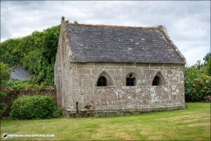 L'ossuaire de l'église Saint-Corentin sur la commune de Glomel.