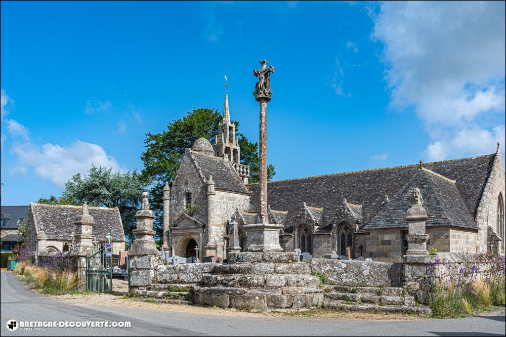 L'église Saint-Sylvestre sur la commune de Plouzélambre dans les Côtes d'Armor.