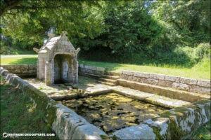 La fontaine Saint-Sylvestre sur la commune de Plouzélambre.