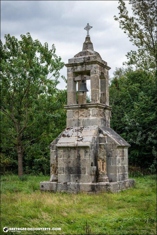 Clocher de la chapelle en ruine de Saint-Adrien à Le Saint.