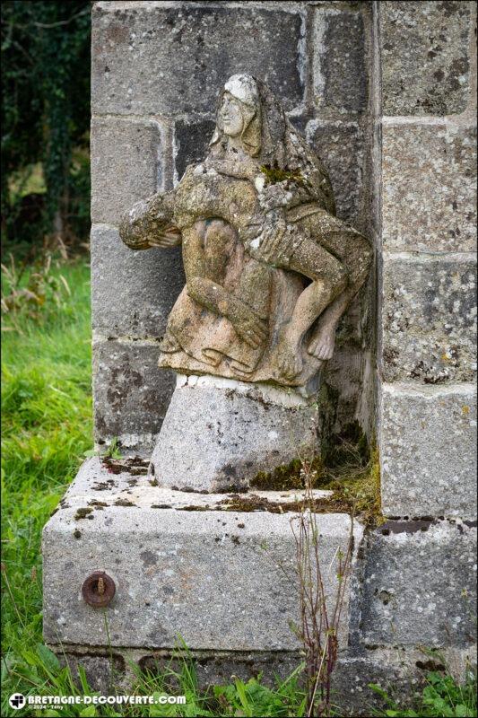 Statue de La Vierge de Pitié à Le Saint.