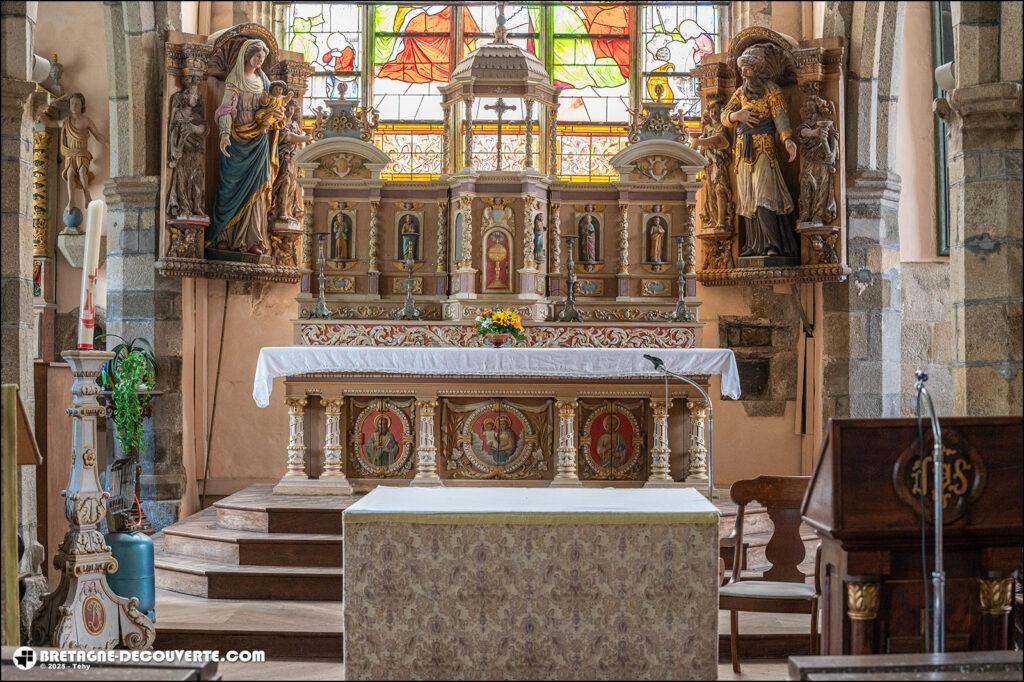 Le maître-autel de l'église Notre-Dame de Trémaouézan.