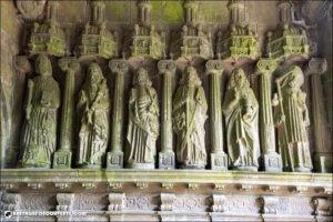 Le porche aux apôtres de l'église de Trémaouézan.