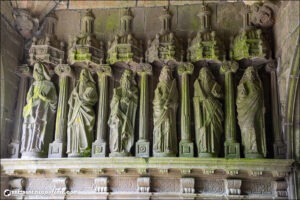 Le porche aux apôtres de l'église de Trémaouézan.