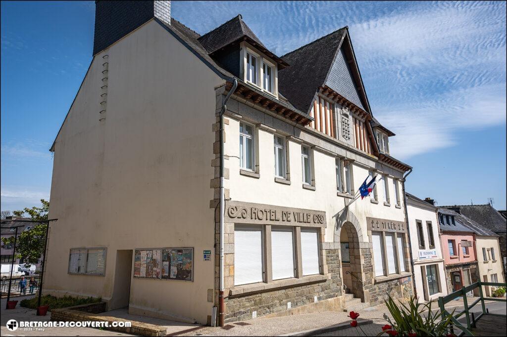 La mairie de la commune de Châteauneuf-du-Faou dans le Finistère.