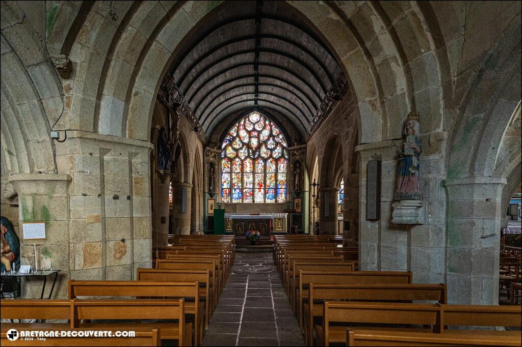 La nef de l'église paroissiale Saint-Fiacre de Guengat.