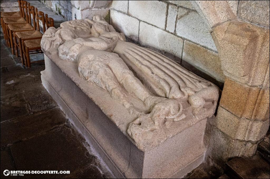 Gisants dans l'église Saint-Fiacre de Guengat.