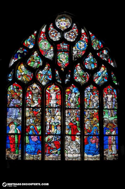 Le vitrail de la Passion dans l'église Saint-Fiacre de Guengat.