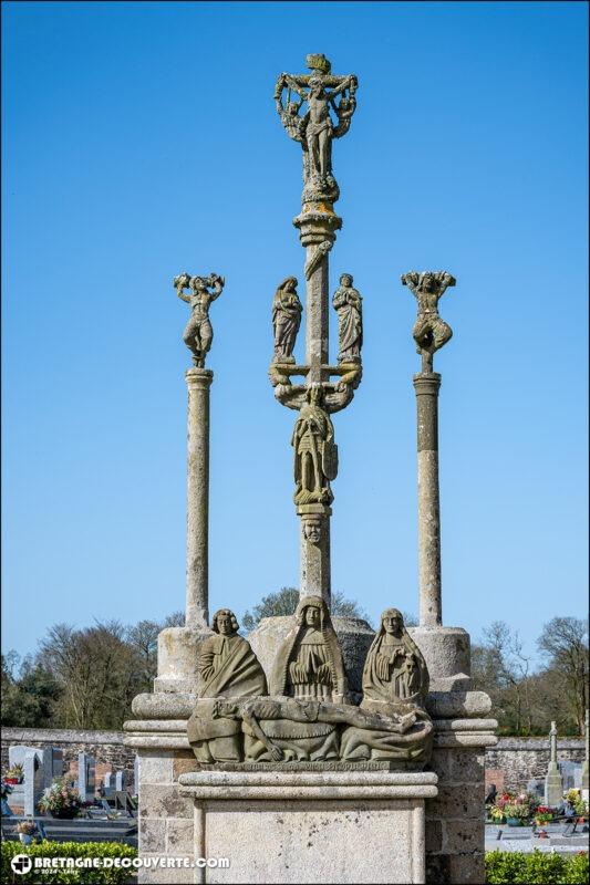 Le calvaire du cimetière de la commune de Laz.