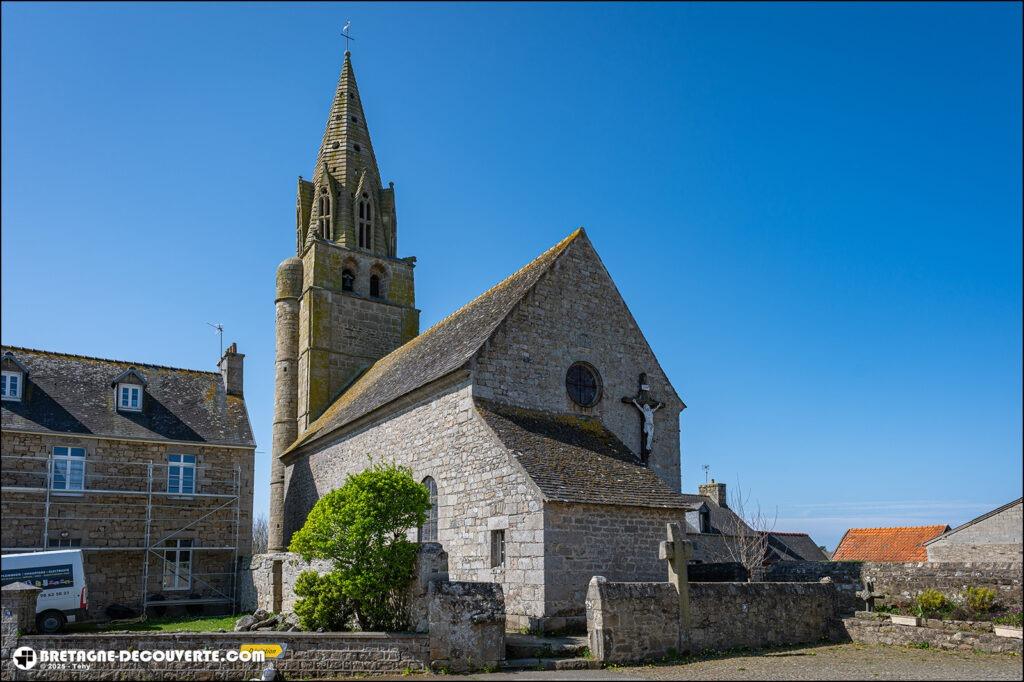 La chapelle Sainte-Anne sur la commune de Plounévez-Lochrist.