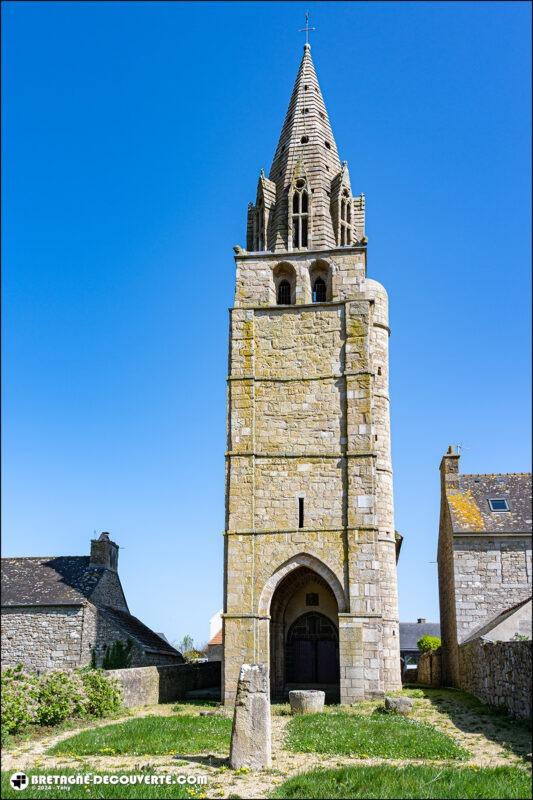 Le clocher de la chapelle Sainte-Anne sur la commune de Plounévez-Lochrist.