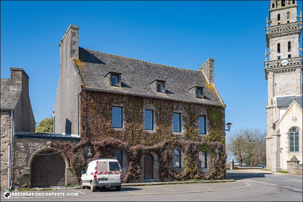 La maison Palud dans le bourg de Plounévez-Lochrist.
