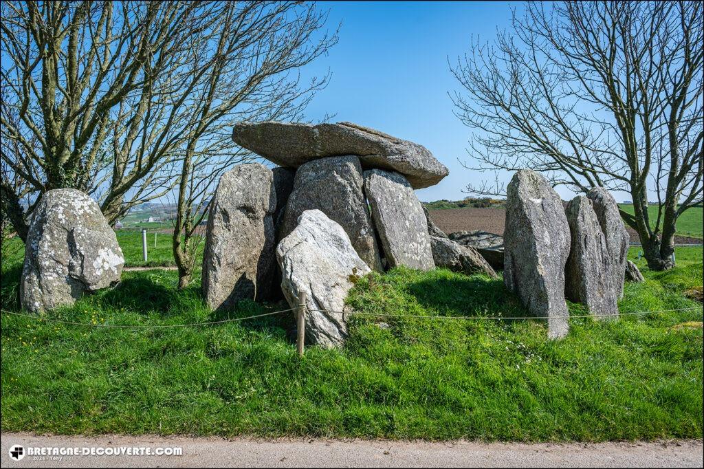 L'allée couverte du Cosquer sur la commune de Goulven.