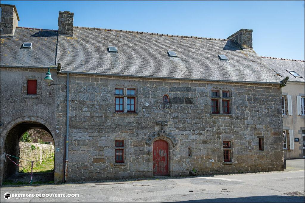 Maison de saint Goulven dans le bourg de Goulven dans le Finistère.