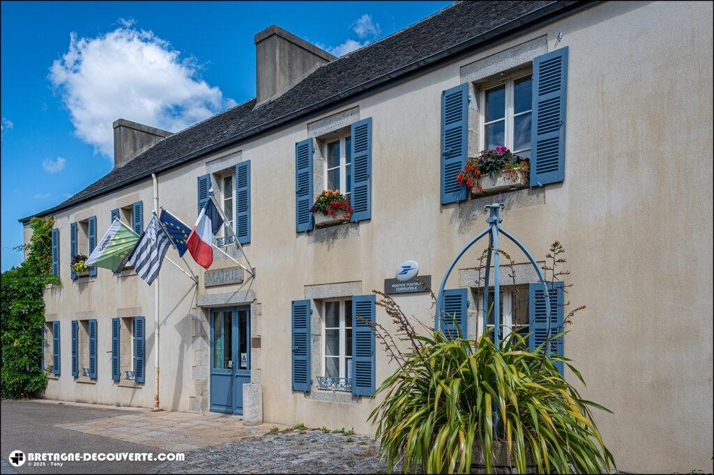 La mairie de la commune de Lampaul-Guimiliau dans le Finistère.