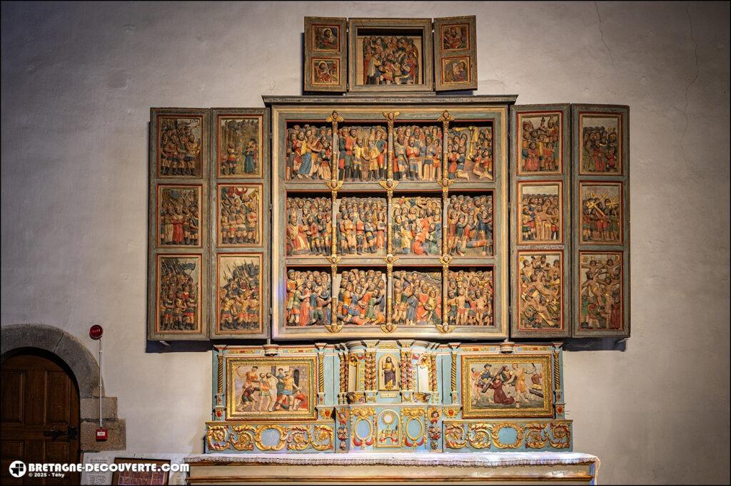 L'autel du rosaire de l'église Saint-Pierre de Crozon.