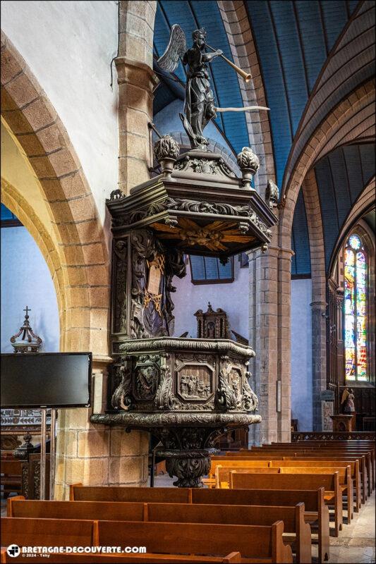 La chaire de l'église Saint-Pierre de Crozon.