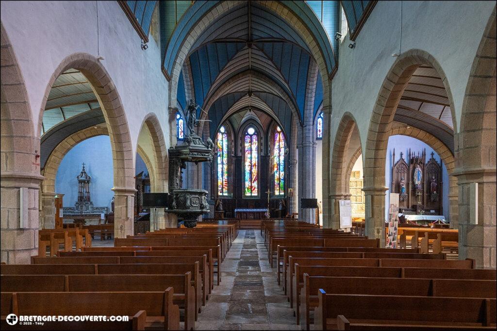 La nef de l'église paroissiale Saint-Pierre sur la commune de Crozon.