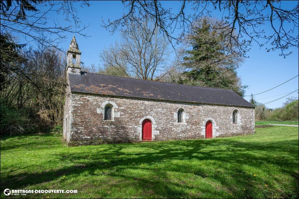 La chapelle Saint-Nicolas sur la commune de Lennon.