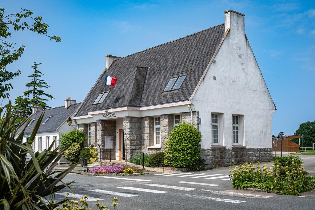 La mairie de la commune de Plouézoc'h dans le Finistère.