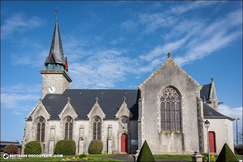L'église paroissiale Saint-Pierre sur la commune de Saint-Goazec.