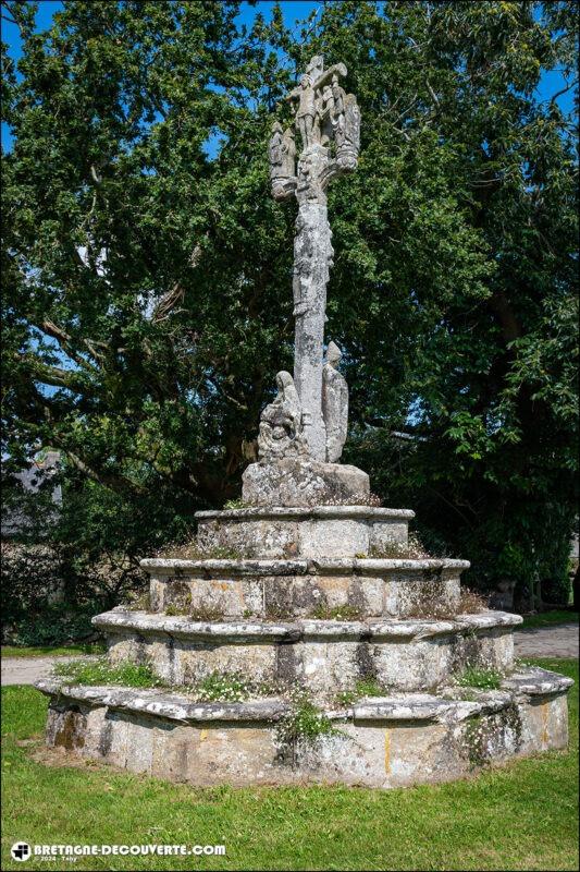 Le calvaire proche de la chapelle Saint-Gemain à Plogastel-Saint-Germain.
