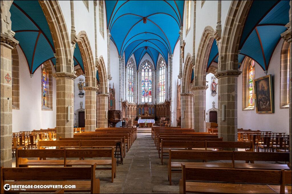 La nef de l'église Saint-Julien de Châteauneuf-du-Faou.