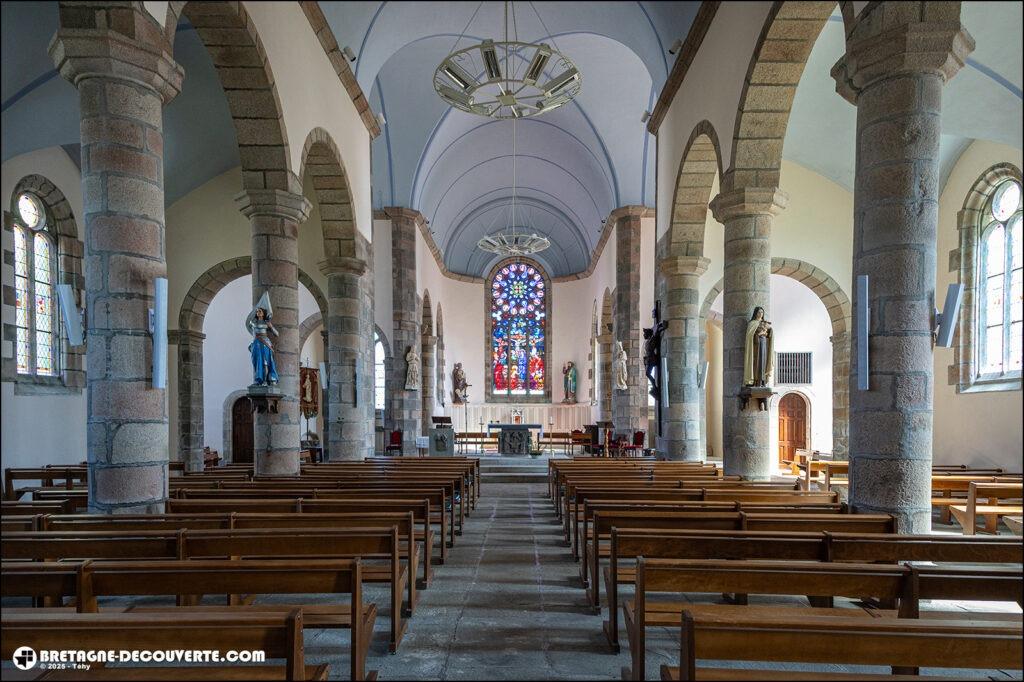 La nef de l'église Saint-Pierre-et-Saint-Paul de Plounévez-Lochrist.