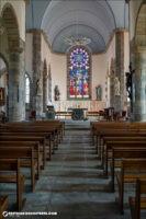 La nef de l'église Saint-Pierre-et-Saint-Paul de Plounévez-Lochrist.