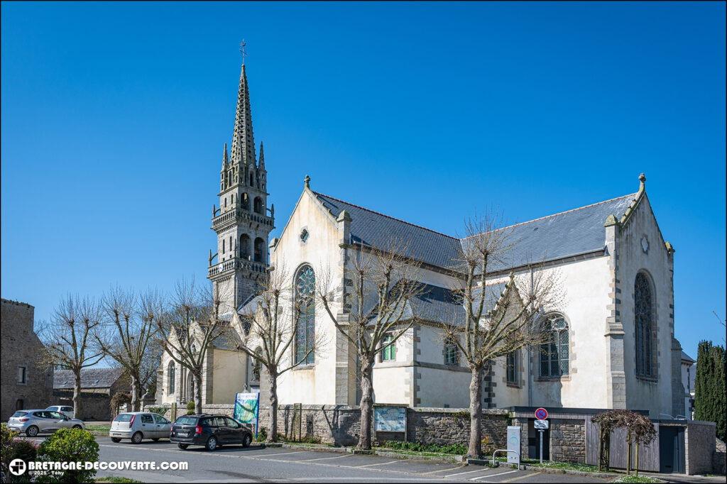 L'église Saint-Pierre-et-Saint-Paul de Plounévez-Lochrist.