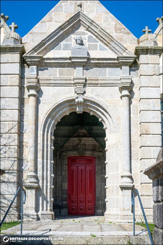 Le porche de l'église Saint-Pierre-et-Saint-Paul de Plounévez-Lochrist.