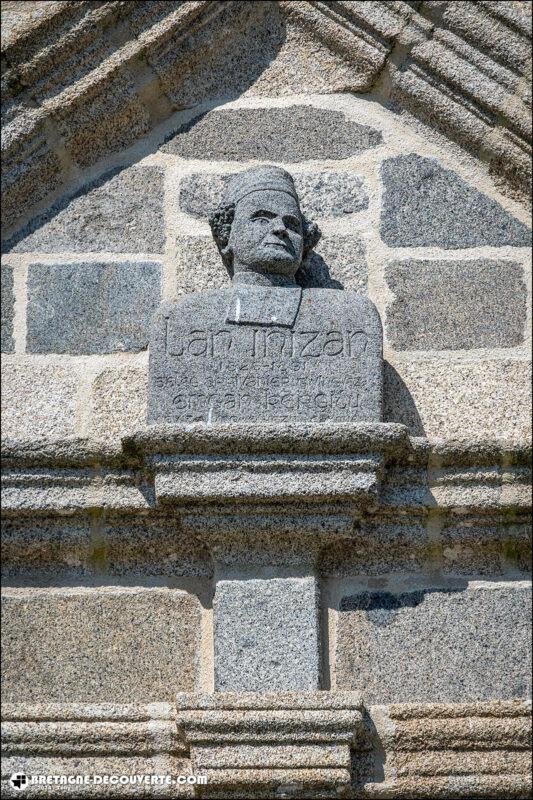Le buste d'Inisan sur l'église de Plounévez-Lochrist.