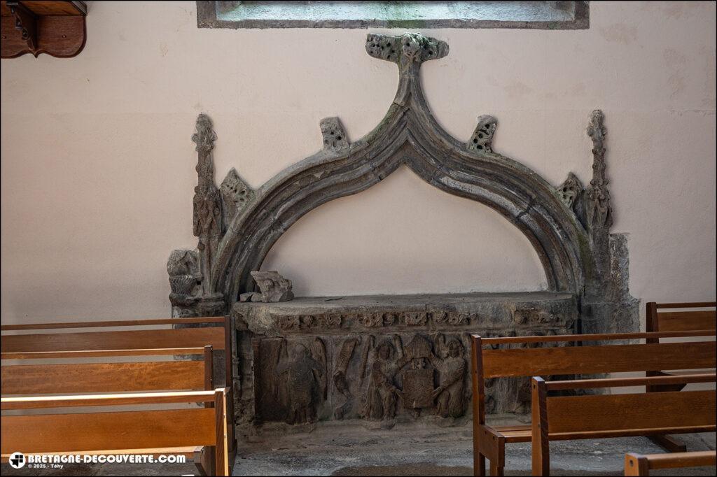 Tombeau de Kermavan dans l'église Saint-Pierre-et-Saint-Paul de Plounévez-Lochrist.