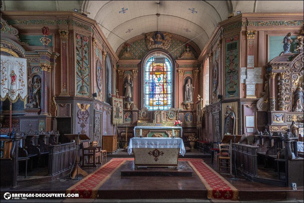 L'autel de l'église Sainte-Ediltrude de Tréflez.