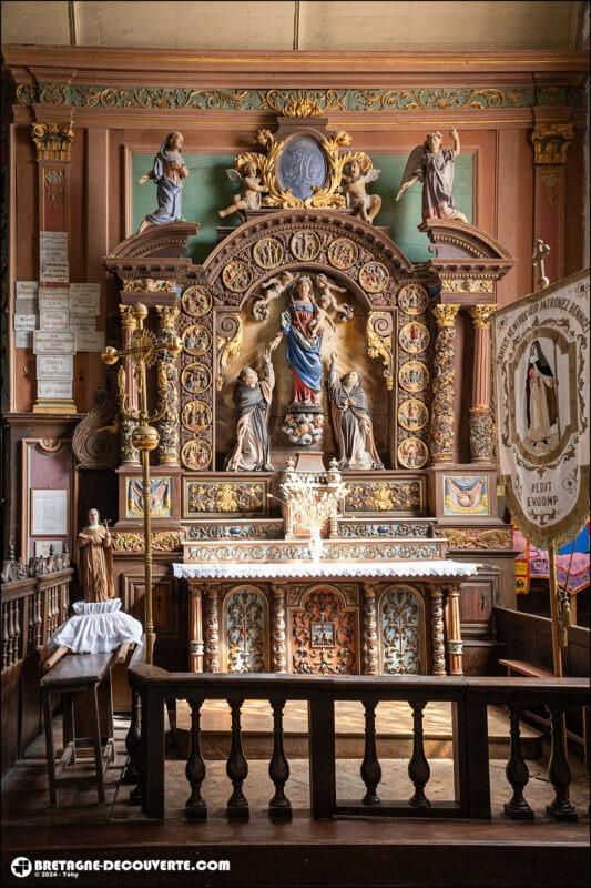 Le retable du rosaire dans l'église de Tréflez.
