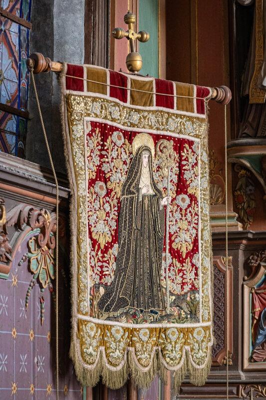 Bannière de procession dans l'église de Tréflez.