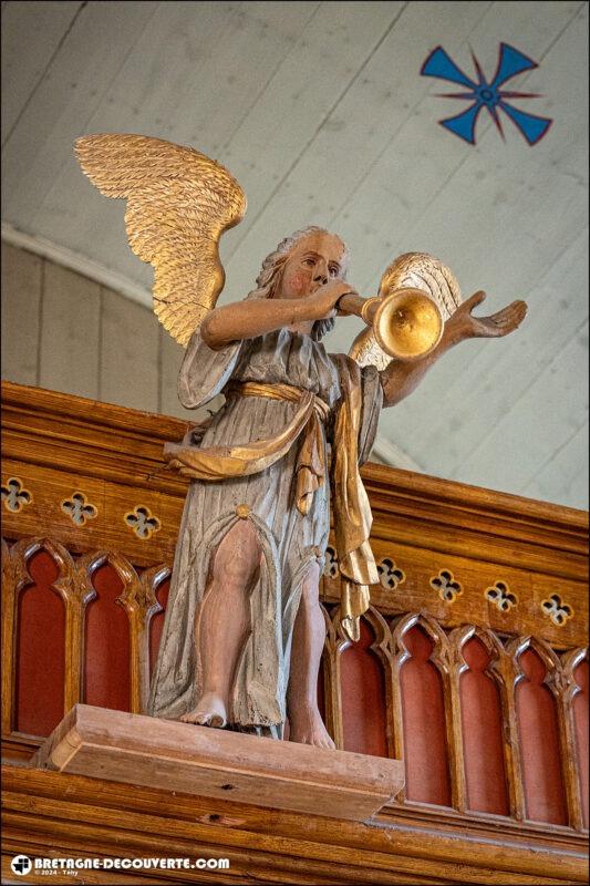 Un ange musicien dans l'église Sainte-Ediltrude de Tréflez.