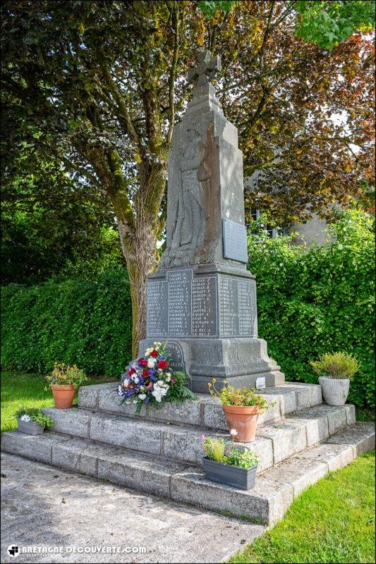 Le monument aux morts de la commune de Roudouallec dans le Morbihan.