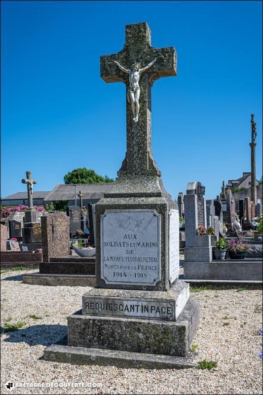 Le monument aux morts de la commune de Lampaul-Ploudalmézeau.
