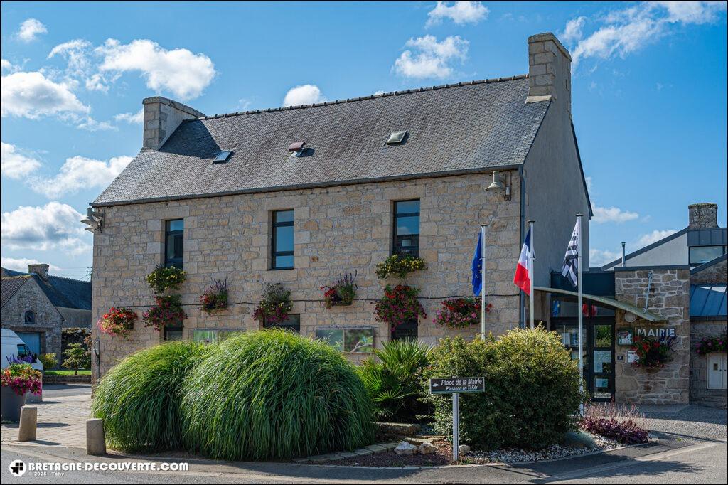 La mairie de Plougras dans les Côtes d'Armor.