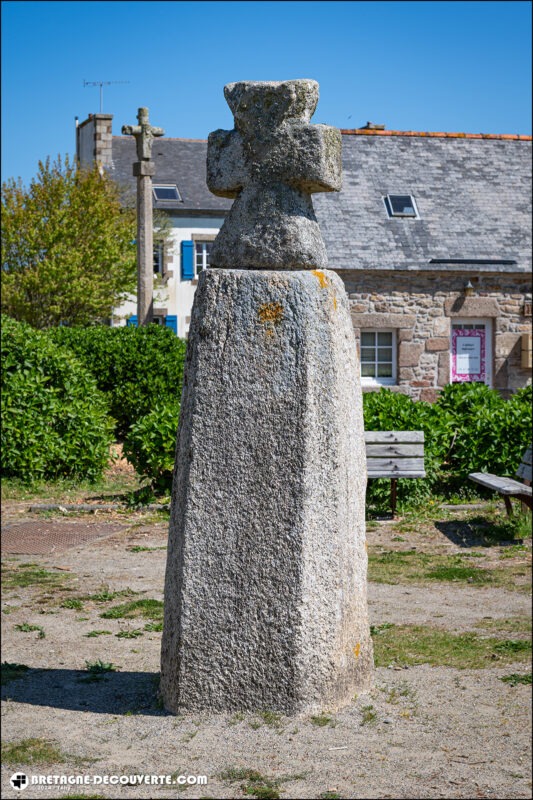 Stèle christianisée dans le bourg de Plourin.