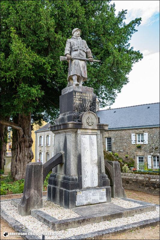 Le monument aux morts de la commune de Langonnet dans le Morbihan.