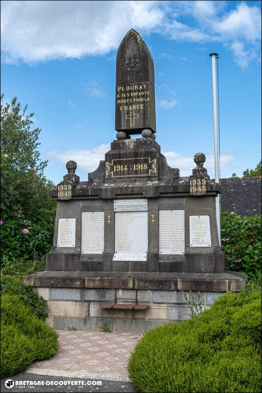 Le monument aux morts de la commune de Plouray dans le Finistère.
