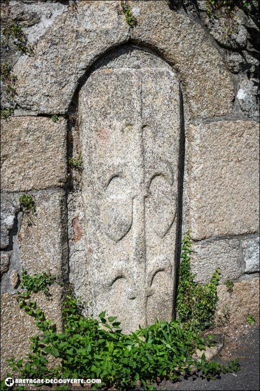 Pierre tombale du XIIIe siècle dans le cimetière de Tréouergat.