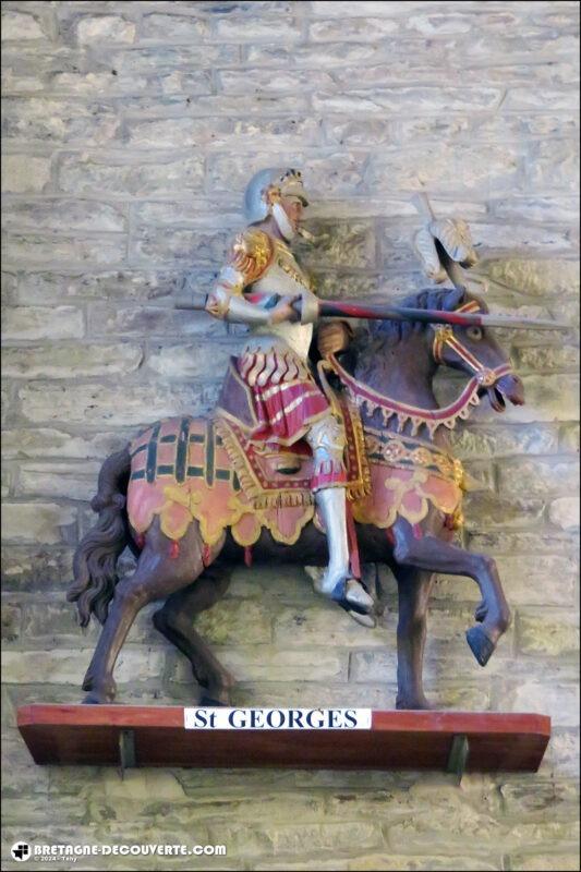 La statue de saint Georges dans l'église Notre-Dame de Plévin.