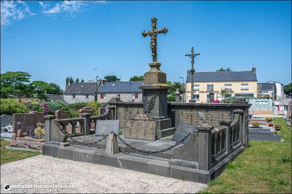 Le monument aux morts de la commune de Plouzané.