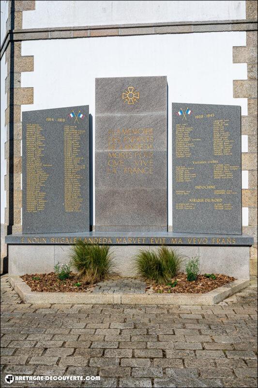 Le monument aux morts de la commune de Landéda.